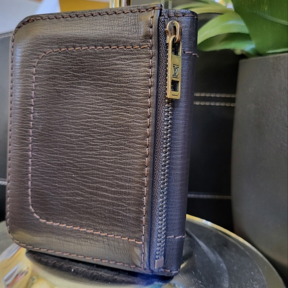 Louis Vuitton Utah Leather Men's Wallet in Dark Brown. - Picture 2 of 16